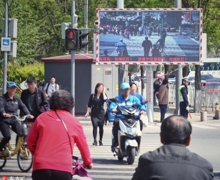 北京路口大屏幕“直播”行人闯红灯抓拍首套系统上岗-鑫融网络